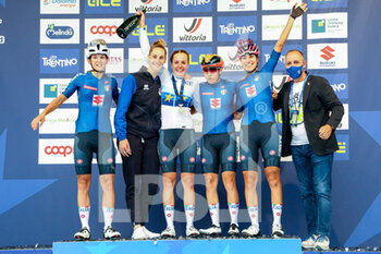 10/09/2021 - The italian team with the winner and gold medal Silvia ZANARDI and the president of the Italian Cycling Federetion Corrado DAGNONI - UEC ROAD EUROPEAN CHAMPIONSHIPS - UNDER 23 WOMEN ROAD RACE - STRADA - CICLISMO