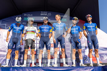 2021-09-06 - Team Deceuninck-Quick-Step during the Tour of Britain, second stage between Sherford and Exeter in Devon, Sherford to Exeter, United Kingdom on 6 September 2021 - TOUR OF BRITAIN, SECOND STAGE BETWEEN SHERFORD AND EXETER - GIRO D'ITALIA - CYCLING