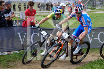 2021-08-28 - Duel between (5) - Ondrej Cink (Czech Republic) and (4) - Henrique Avancini (Brasil) - UCI MTB WORLD CHAMPIONSHIP - CROSS COUNTRY - ELITE MEN RACE - MTB - MOUNTAIN BIKE - CYCLING
