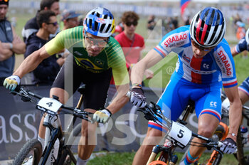 2021-08-28 - Duel between (4) - Henrique Avancini (Brasil) and (5) - Ondrej Cink (Czech Republic) - UCI MTB WORLD CHAMPIONSHIP - CROSS COUNTRY - ELITE MEN RACE - MTB - MOUNTAIN BIKE - CYCLING