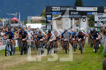 2021-08-28 - Start of Elite womans cross-country race in UCI MTB World Championship - Val di Sole - Italy - UCI MTB WORLD CHAMPIONSHIP - CROSS COUNTRY - ELITE WOMEN RACE - MTB - MOUNTAIN BIKE - CYCLING