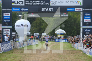 2021-08-28 - (13) - Evie Richards (Great Britain) wins a gold medal in Cross-country Elite Women's race in UCI MTB World Championships at Val di Sole - Italy - UCI MTB WORLD CHAMPIONSHIP - CROSS COUNTRY - ELITE WOMEN RACE - MTB - MOUNTAIN BIKE - CYCLING