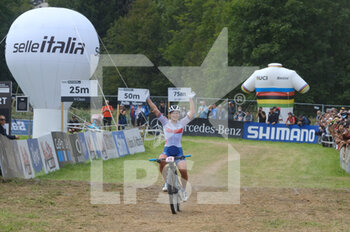 2021-08-28 - (13) - Evie Richards (Great Britain) wins a gold medal in Cross-country Elite Women's race in UCI MTB World Championships at Val di Sole - Italy - UCI MTB WORLD CHAMPIONSHIP - CROSS COUNTRY - ELITE WOMEN RACE - MTB - MOUNTAIN BIKE - CYCLING