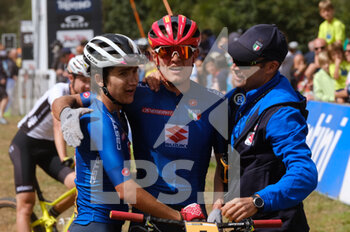 2021-08-28 - (5) - Simone Avondetto (Italy) and Mirko Celestino head coach of Italian MTB team. - UCI MTB WORLD CHAMPIONSHIP - CROSS COUNTRY - MEN U23 RACE - MTB - MOUNTAIN BIKE - CYCLING