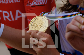 2021-08-28 - Gold medal of XCO race in Val di Sole 2021. - UCI MTB WORLD CHAMPIONSHIP - CROSS COUNTRY - WOMEN U23 RACE - MTB - MOUNTAIN BIKE - CYCLING