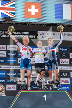 2021-08-26 - Elite women podium, 1st place Sina FREI of Switzerland, 2nd place Evie RICHARDS of Great Britain, 3rd place FERRAND PREVOT Pauline of France, during the Cross Country Short Track XCC at the 2021 MTB World Championships, Mountain Bike cycling event on August 26, 2021 in Val Di Sole, Italy - Photo Olly Bowman / DPPI - 2021 MTB WORLD CHAMPIONSHIPS - MTB - MOUNTAIN BIKE - CYCLING