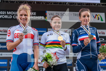 2021-08-26 - Elite women podium, 1st place Sina FREI of Switzerland, 2nd place Evie RICHARDS of Great Britain, 3rd place FERRAND PREVOT Pauline of France, during the Cross Country Short Track XCC at the 2021 MTB World Championships, Mountain Bike cycling event on August 26, 2021 in Val Di Sole, Italy - Photo Olly Bowman / DPPI - 2021 MTB WORLD CHAMPIONSHIPS - MTB - MOUNTAIN BIKE - CYCLING
