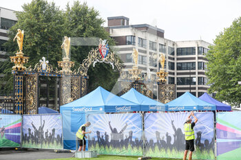 2021-09-09 - Golden Gates in Warrington during the fifth and final stage of the Tour of Britain 2021, between Alderley Park and Warrington in the North West of England, United Kingdom on 9 September 2021 - TOUR OF BRITAIN 2021, BETWEEN ALDERLEY PARK AND WARRINGTON - TOUR OF BRITAIN - CYCLING