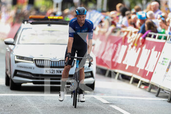 2021-09-09 - Rory Townsend IRL holds his leg after falling during the fifth and final stage of the Tour of Britain 2021, between Alderley Park and Warrington in the North West of England, United Kingdom on 9 September 2021 - TOUR OF BRITAIN 2021, BETWEEN ALDERLEY PARK AND WARRINGTON - TOUR OF BRITAIN - CYCLING
