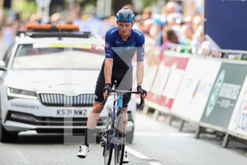 2021-09-09 - Rory Townsend IRL holds his leg after falling during the fifth and final stage of the Tour of Britain 2021, between Alderley Park and Warrington in the North West of England, United Kingdom on 9 September 2021 - TOUR OF BRITAIN 2021, BETWEEN ALDERLEY PARK AND WARRINGTON - TOUR OF BRITAIN - CYCLING