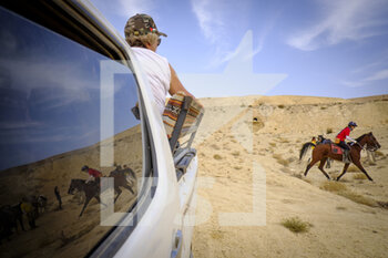 2021-10-28 - Riders arrive finish line of the day during the Gallops of Jordan 2021 at Wadi Rum desert to Petra on October 28th, 2021, in Wadi Rum desert, Jordan - GALLOPS OF JORDAN 2021 - INTERNATIONALS - EQUESTRIAN