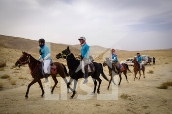 2021-10-28 - Riders arrive finish line of the day during the Gallops of Jordan 2021 at Wadi Rum desert to Petra on October 28th, 2021, in Wadi Rum desert, Jordan - GALLOPS OF JORDAN 2021 - INTERNATIONALS - EQUESTRIAN