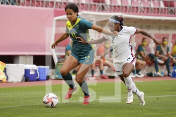 2021-07-27 - Mary FOWLER (AUS) Crystal DUNN (USA) during the Olympic Games Tokyo 2020, Football Women's First Round Group G between United States and Australia on July 27, 2021 at Ibaraki Kashima Stadium in Kashima, Japan - Photo Photo Kishimoto / DPPI - OLYMPIC GAMES TOKYO 2020, JULY 27, 2021 - OLYMPIC GAMES TOKYO 2020 - OLYMPIC GAMES