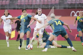 2021-07-27 - Kyra COONEY-CROSS (AUS) Rose LAVELLE (USA) during the Olympic Games Tokyo 2020, Football Women's First Round Group G between United States and Australia on July 27, 2021 at Ibaraki Kashima Stadium in Kashima, Japan - Photo Photo Kishimoto / DPPI - OLYMPIC GAMES TOKYO 2020, JULY 27, 2021 - OLYMPIC GAMES TOKYO 2020 - OLYMPIC GAMES