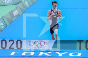 2021-07-31 - Alex Yee of Great Britain crosses the line first during the Olympic Games Tokyo 2020, Triathlon Mixed Relay on July 31, 2021 at the Odaiba Marine Park in Tokyo, Japan - Photo Yannick Verhoeven / Orange Pictures / DPPI - OLYMPIC GAMES TOKYO 2020, JULY 31, 2021 - OLYMPIC GAMES TOKYO 2020 - OLYMPIC GAMES