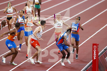 2021-07-31 - Justyna SWIETY-ERSETIC (POL) Anabel MEDINA VENTURA (DOM) during the Olympic Games Tokyo 2020, Athletics 4×400m Relay Mixed Final on July 31, 2021 at Olympic Stadium in Tokyo, Japan - Photo Photo Kishimoto / DPPI - OLYMPIC GAMES TOKYO 2020, JULY 31, 2021 - OLYMPIC GAMES TOKYO 2020 - OLYMPIC GAMES