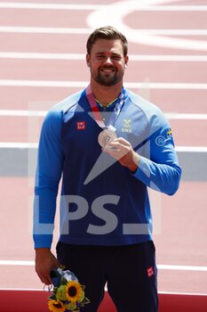 2021-08-01 - Simon PETTERSSON (SWE) 2nd Silver Medal during the Olympic Games Tokyo 2020, Athletics Men's Hammer Throw Medal Ceremony on August 1, 2021 at Olympic Stadium in Tokyo, Japan - Photo Yuya Nagase / Photo Kishimoto / DPPI - OLYMPIC GAMES TOKYO 2020, AUGUST 1, 2021 - OLYMPIC GAMES TOKYO 2020 - OLYMPIC GAMES