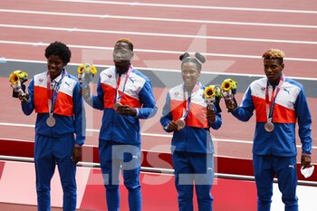 2021-08-01 - Dominican Republic Team Silver Medal during the Olympic Games Tokyo 2020, Athletics Mixed 4x400m Relay Medal Ceremony on August 1, 2021 at Olympic Stadium in Tokyo, Japan - Photo Yuya Nagase / Photo Kishimoto / DPPI - OLYMPIC GAMES TOKYO 2020, AUGUST 1, 2021 - OLYMPIC GAMES TOKYO 2020 - OLYMPIC GAMES