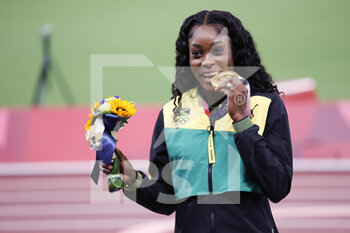 2021-08-01 - Elaine THOMPSON (JAM) Winner Gold Medal during the Olympic Games Tokyo 2020, Athletics Women's 100m Medal Ceremony on August 1, 2021 at Olympic Stadium in Tokyo, Japan - Photo Yuya Nagase / Photo Kishimoto / DPPI - OLYMPIC GAMES TOKYO 2020, AUGUST 1, 2021 - OLYMPIC GAMES TOKYO 2020 - OLYMPIC GAMES