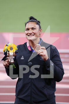 2021-08-01 - ADAMS Valerie (NZL) 3rd Bronze Medal during the Olympic Games Tokyo 2020, Athletics Women's Shot Put Medal Ceremony on August 1, 2021 at Olympic Stadium in Tokyo, Japan - Photo Yuya Nagase / Photo Kishimoto / DPPI - OLYMPIC GAMES TOKYO 2020, AUGUST 1, 2021 - OLYMPIC GAMES TOKYO 2020 - OLYMPIC GAMES