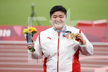 2021-08-01 - Lijiao GONG (CHN) Winner Gold Medal during the Olympic Games Tokyo 2020, Athletics Women's Shot Put Medal Ceremony on August 1, 2021 at Olympic Stadium in Tokyo, Japan - Photo Yuya Nagase / Photo Kishimoto / DPPI - OLYMPIC GAMES TOKYO 2020, AUGUST 1, 2021 - OLYMPIC GAMES TOKYO 2020 - OLYMPIC GAMES