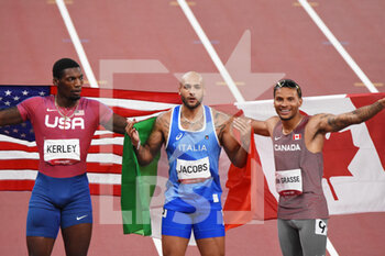 2021-08-01 - Fred Kerley (USA), Lamont Marcell Jacobs (ITA), Andre de Grasse (CAN), podium oF men's 100m during the Olympic Games Tokyo 2020, Athletics, on August 1, 2021 at Tokyo Olympic Stadium in Tokyo, Japan - Photo Yoann Cambefort / Marti Media / DPPI - OLYMPIC GAMES TOKYO 2020, AUGUST 1, 2021 - OLYMPIC GAMES TOKYO 2020 - OLYMPIC GAMES