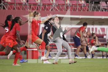 2021-08-02 - Bev PRIESTMAN (CAN) Head Coach celebrates at the final whistle during the Olympic Games Tokyo 2020, Football Women's Semi-Final between United States and Canada on August 2, 2021 at Ibaraki Kashima Stadium in Kashima, Japan - Photo Photo Kishimoto / DPPI - OLYMPIC GAMES TOKYO 2020, AUGUST 02, 2021 - OLYMPIC GAMES TOKYO 2020 - OLYMPIC GAMES