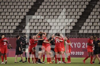 2021-08-02 - Canada players celebrate at the final whistle during the Olympic Games Tokyo 2020, Football Women's Semi-Final between United States and Canada on August 2, 2021 at Ibaraki Kashima Stadium in Kashima, Japan - Photo Photo Kishimoto / DPPI - OLYMPIC GAMES TOKYO 2020, AUGUST 02, 2021 - OLYMPIC GAMES TOKYO 2020 - OLYMPIC GAMES