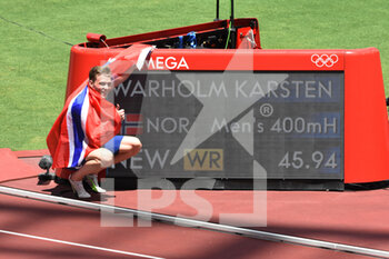 2021-08-04 - Karsten Warholm (NOR) becomes Olympic champion and breaks the world record on 400m hurdles during the Olympic Games Tokyo 2020, Athletics on August 3, 2021 at Tokyo stadium in Tokyo, Japan - Photo Yoann Cambefort / Marti Media / DPPI - OLYMPIC GAMES TOKYO 2020, AUGUST 03, 2021 - OLYMPIC GAMES TOKYO 2020 - OLYMPIC GAMES