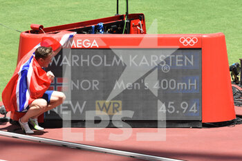04/08/2021 - Karsten Warholm (NOR) becomes Olympic champion and breaks the world record on 400m hurdles during the Olympic Games Tokyo 2020, Athletics on August 3, 2021 at Tokyo stadium in Tokyo, Japan - Photo Yoann Cambefort / Marti Media / DPPI - OLYMPIC GAMES TOKYO 2020, AUGUST 03, 2021 - OLIMPIADI TOKYO 2020 - GIOCHI OLIMPICI