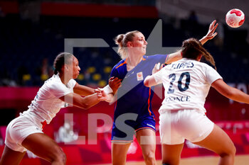 2021-08-04 - Nycke Groot of the Netherlands and EDWIGE Beatrice, Laura Flippes of France during the Olympic Games Tokyo 2020, Handball Women's Quarterfinal between France and Netherlands on August 4, 2021 at Yoyogi National Stadium in Tokyo, Japan - Photo Orange Pictures / DPPI - OLYMPIC GAMES TOKYO 2020, AUGUST 04, 2021 - OLYMPIC GAMES TOKYO 2020 - OLYMPIC GAMES