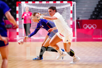 2021-08-04 - Kelly Dulfer of the Netherlands, Laura Flippes of France during the Olympic Games Tokyo 2020, Handball Women's Quarterfinal between France and Netherlands on August 4, 2021 at Yoyogi National Stadium in Tokyo, Japan - Photo Orange Pictures / DPPI - OLYMPIC GAMES TOKYO 2020, AUGUST 04, 2021 - OLYMPIC GAMES TOKYO 2020 - OLYMPIC GAMES