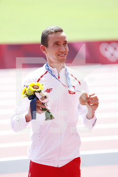 2021-08-05 - Patryk DOBEK (POL) 3rd Bronze Medal during the Olympic Games Tokyo 2020, Athletics Men's 800m Medal Ceremony on August 5, 2021 at Olympic Stadium in Tokyo, Japan - Photo Yuya Nagase / Photo Kishimoto / DPPI - OLYMPIC GAMES TOKYO 2020, AUGUST 05, 2021 - OLYMPIC GAMES TOKYO 2020 - OLYMPIC GAMES