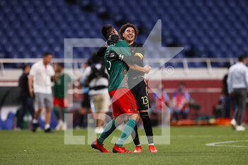 06/08/2021 - Guillermo OCHOA (MEX) celebrates with MONTES Cesar after winning the Olympic Games Tokyo 2020, Football Men's Bronze Medal Match between Mexico and Japan on August 6, 2021 at Saitama Stadium in Saitama, Japan - Photo Photo Kishimoto / DPPI - OLYMPIC GAMES TOKYO 2020, AUGUST 06, 2021 - OLIMPIADI TOKYO 2020 - GIOCHI OLIMPICI