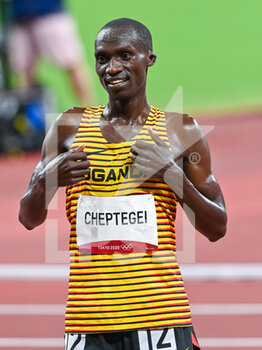 2021-08-06 - CHEPTEGEI Joshua (UGA) Gold Medal during the Olympic Games Tokyo 2020, Athletics Men's 5000m Final on August 6, 2021 at Olympic Stadium in Tokyo, Japan - Photo Andy Astfalck / Orange Pictures / DPPI - OLYMPIC GAMES TOKYO 2020, AUGUST 06, 2021 - OLYMPIC GAMES TOKYO 2020 - OLYMPIC GAMES