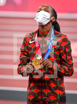 2021-08-06 - Faith Kipyegon of Kenya Gold Medal during the Olympic Games Tokyo 2020, Athletics Women's 1500m Medal Ceremony on August 6, 2021 at Olympic Stadium in Tokyo, Japan - Photo Andy Astfalck / Orange Pictures / DPPI - OLYMPIC GAMES TOKYO 2020, AUGUST 06, 2021 - OLYMPIC GAMES TOKYO 2020 - OLYMPIC GAMES