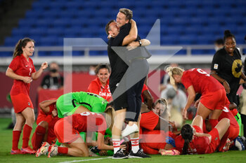 2021-08-06 - Bev PRIESTMAN (CAN) Head Coach and Canada Team celebrate after winning the Olympic Games Tokyo 2020, Football Women's Gold Medal Match between Sweden and Canada on August 6, 2021 at International Stadium Yokohama in Yokohama, Japan - Photo Photo Kishimoto / DPPI - OLYMPIC GAMES TOKYO 2020, AUGUST 06, 2021 - OLYMPIC GAMES TOKYO 2020 - OLYMPIC GAMES