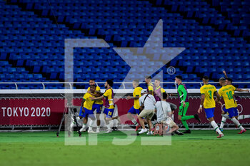 2021-08-07 - Malcom of Brazil celebrates with his team mates after scoring his sides second goal during the Olympic Games Tokyo 2020, Football Men's Gold Medal Match between Brazil and Spain on August 7, 2021 at International Stadium Yokohama in Yokohama, Japan - Photo Pablo Morano / Orange Pictures / DPPI - OLYMPIC GAMES TOKYO 2020, AUGUST 07, 2021 - OLYMPIC GAMES TOKYO 2020 - OLYMPIC GAMES