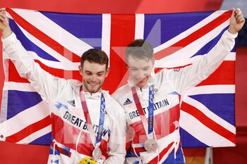 2021-08-07 - HAYTER Ethan / WALLS Mattew (GBR) 2nd Silver Medal during the Olympic Games Tokyo 2020, Cycling Track Men's Madison Medal Ceremony on August 7, 2021 at Izu Velodrome in Izu, Japan - Photo Photo Kishimoto / DPPI - OLYMPIC GAMES TOKYO 2020, AUGUST 07, 2021 - OLYMPIC GAMES TOKYO 2020 - OLYMPIC GAMES