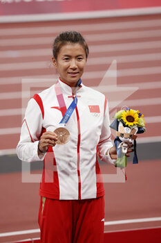 2021-08-07 - LIU Hong (CHN) 3rd Bronze Medal during the Olympic Games Tokyo 2020, Athletics Women's 20km Race Walk Medal Ceremony on August 7, 2021 at Olympic Stadium in Tokyo, Japan - Photo Yuya Nagase / Photo Kishimoto / DPPI - OLYMPIC GAMES TOKYO 2020, AUGUST 07, 2021 - OLYMPIC GAMES TOKYO 2020 - OLYMPIC GAMES