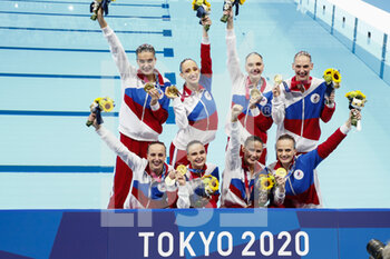 2021-08-07 - Team ROC Gold Medal during the Olympic Games Tokyo 2020, Swimming Artistic Swimming Team Free Routine Medal Ceremony on August 7, 2021 at Tokyo Aquatics Centre in Tokyo, Japan - Photo Takamitsu Mifune / Photo Kishimoto / DPPI - OLYMPIC GAMES TOKYO 2020, AUGUST 07, 2021 - OLYMPIC GAMES TOKYO 2020 - OLYMPIC GAMES