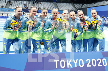 2021-08-07 - Team Ukraine Bronze Medal during the Olympic Games Tokyo 2020, Swimming Artistic Swimming Team Free Routine Medal Ceremony on August 7, 2021 at Tokyo Aquatics Centre in Tokyo, Japan - Photo Takamitsu Mifune / Photo Kishimoto / DPPI - OLYMPIC GAMES TOKYO 2020, AUGUST 07, 2021 - OLYMPIC GAMES TOKYO 2020 - OLYMPIC GAMES