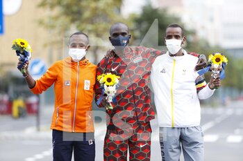 2021-08-08 - NAGEEYE Abdi (NED) 2nd place Silver Medal, KIPCHOGE Eliud (KEN) Winner Gold Medal, ABDI Bashir (BEL) 3rd place Bronze Medal during the Olympic Games Tokyo 2020, Athletics Men's Marathon Final on August 8, 2021 at Sapporo Odori Park in Sapporo, Japan - Photo Photo Kishimoto / DPPI - OLYMPIC GAMES TOKYO 2020, AUGUST 08, 2021 - OLYMPIC GAMES TOKYO 2020 - OLYMPIC GAMES