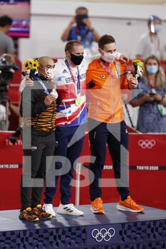 2021-08-08 - AWANG Mohd Azizulhasni (MAS) 2nd Silver Medal, KENNY Jason (GBR) Winner Gold Medal, LAVREYSEN Harrie (NED) 3rd Bronze Medal during the Olympic Games Tokyo 2020, Cycling Track Men's Keirin Medal Ceremony on August 8, 2021 at Izu Velodrome in Izu, Japan - Photo Photo Kishimoto / DPPI - OLYMPIC GAMES TOKYO 2020, AUGUST 08, 2021 - OLYMPIC GAMES TOKYO 2020 - OLYMPIC GAMES