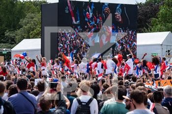2021-08-08 - The French athletes of France celebrate with the audience during the Olympic Games Tokyo 2020, Closing Ceremony on August 8, 2021 at Trocadero place in Paris, France - Photo Antoine Massinon / A2M Sport Consulting / DPPI - OLYMPIC GAMES TOKYO 2020, AUGUST 08, 2021 - OLYMPIC GAMES TOKYO 2020 - OLYMPIC GAMES