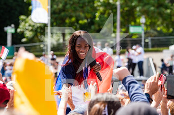 2021-08-08 - Clarisse Agbegnenou of France celebrates with the audience during the Olympic Games Tokyo 2020, Closing Ceremony on August 8, 2021 at Trocadero place in Paris, France - Photo Antoine Massinon / A2M Sport Consulting / DPPI - OLYMPIC GAMES TOKYO 2020, AUGUST 08, 2021 - OLYMPIC GAMES TOKYO 2020 - OLYMPIC GAMES
