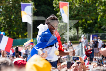 2021-08-08 - Madeleine Malonga of France celebrates with the audience during the Olympic Games Tokyo 2020, Closing Ceremony on August 8, 2021 at Trocadero place in Paris, France - Photo Antoine Massinon / A2M Sport Consulting / DPPI - OLYMPIC GAMES TOKYO 2020, AUGUST 08, 2021 - OLYMPIC GAMES TOKYO 2020 - OLYMPIC GAMES