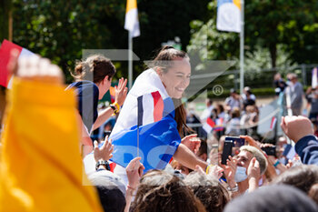 2021-08-08 - Jade Ulutule of France celebrates with the audience during the Olympic Games Tokyo 2020, Closing Ceremony on August 8, 2021 at Trocadero place in Paris, France - Photo Antoine Massinon / A2M Sport Consulting / DPPI - OLYMPIC GAMES TOKYO 2020, AUGUST 08, 2021 - OLYMPIC GAMES TOKYO 2020 - OLYMPIC GAMES