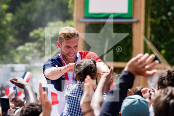 2021-08-08 - Kevin Mayer of France celebrates with the audience during the Olympic Games Tokyo 2020, Closing Ceremony on August 8, 2021 at Trocadero place in Paris, France - Photo Antoine Massinon / A2M Sport Consulting / DPPI - OLYMPIC GAMES TOKYO 2020, AUGUST 08, 2021 - OLYMPIC GAMES TOKYO 2020 - OLYMPIC GAMES
