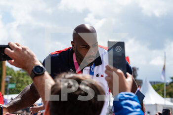 08/08/2021 - Teddy Riner of France celebrates with the audience during the Olympic Games Tokyo 2020, Closing Ceremony on August 8, 2021 at Trocadero place in Paris, France - Photo Antoine Massinon / A2M Sport Consulting / DPPI - OLYMPIC GAMES TOKYO 2020, AUGUST 08, 2021 - OLIMPIADI TOKYO 2020 - GIOCHI OLIMPICI